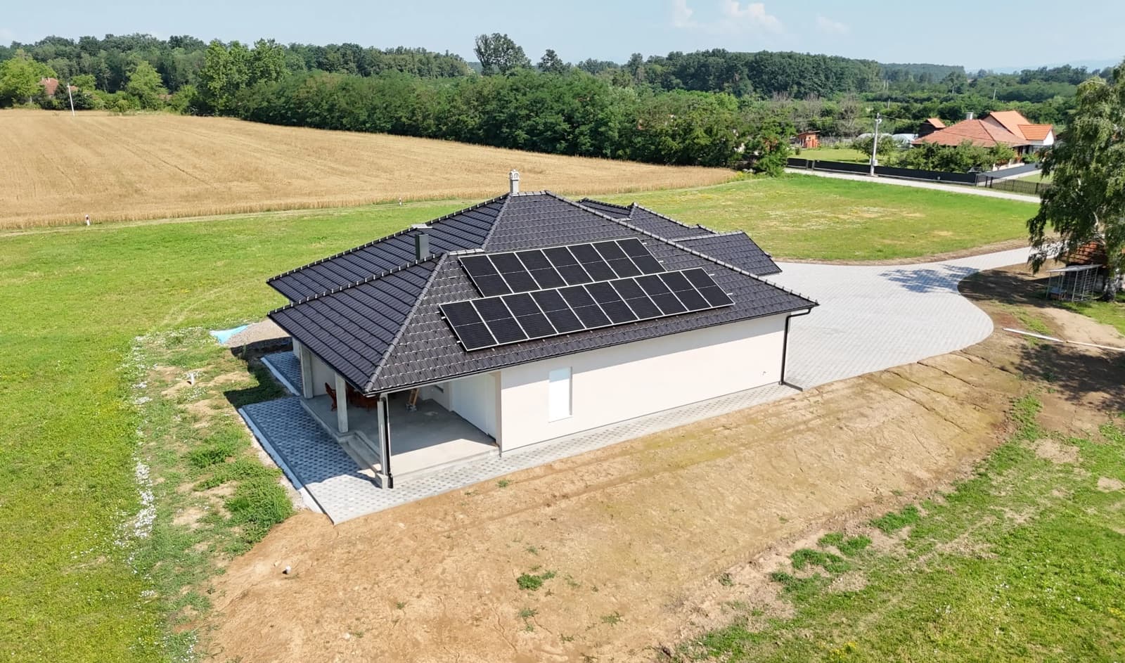 Porodična kuća sa 10kW On-Grid solarnim sistemom na krovu