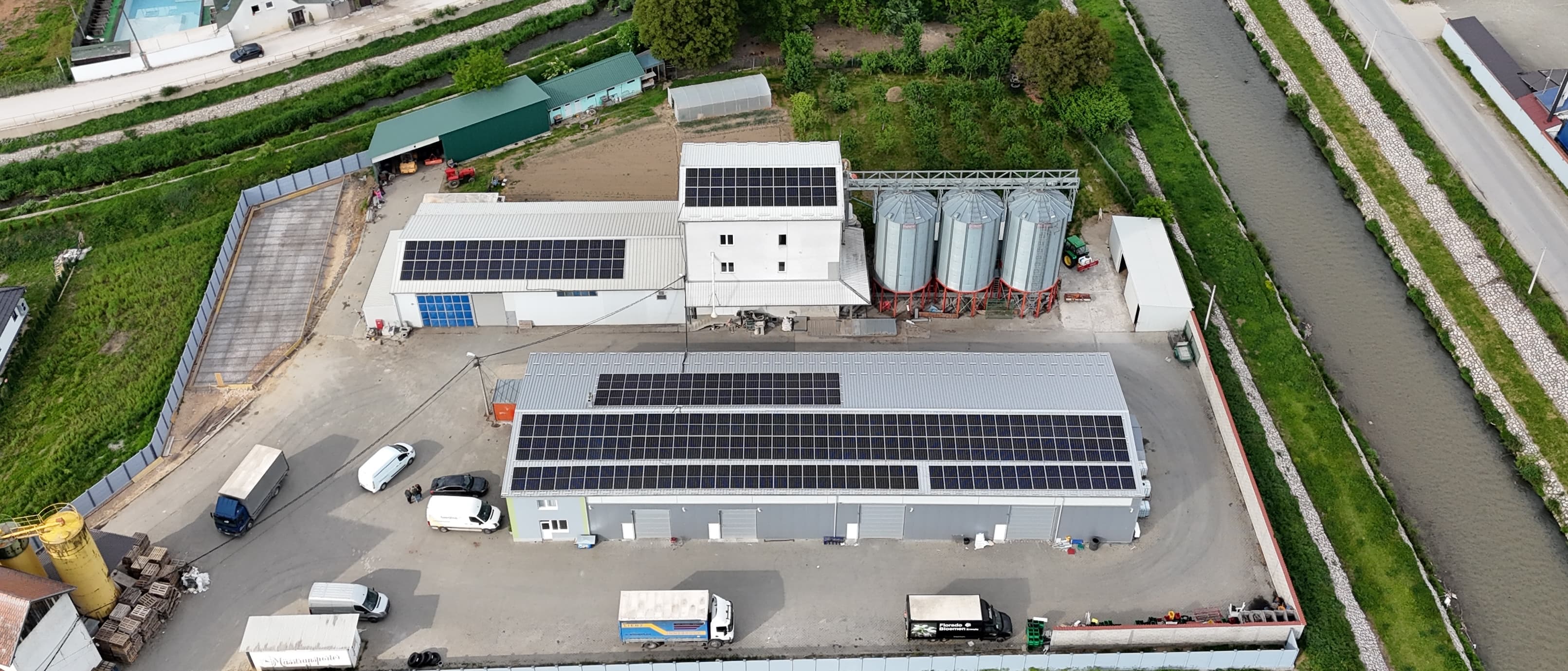 Solarni paneli na krovovima proizvodnog pogona iz vazduha — referentni 150 kW On-Grid sistem