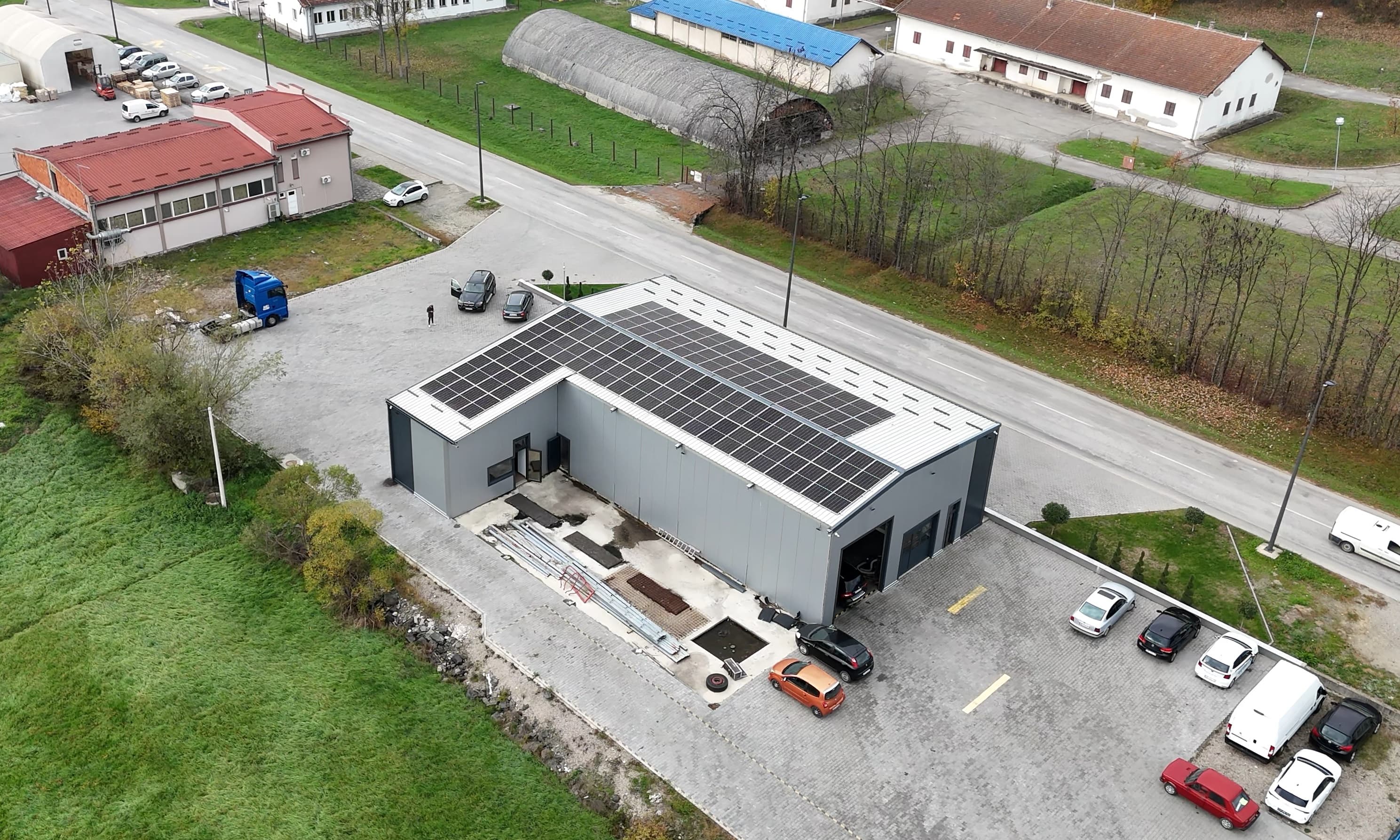 Referentni industrijski solarni sistem na krovu hale