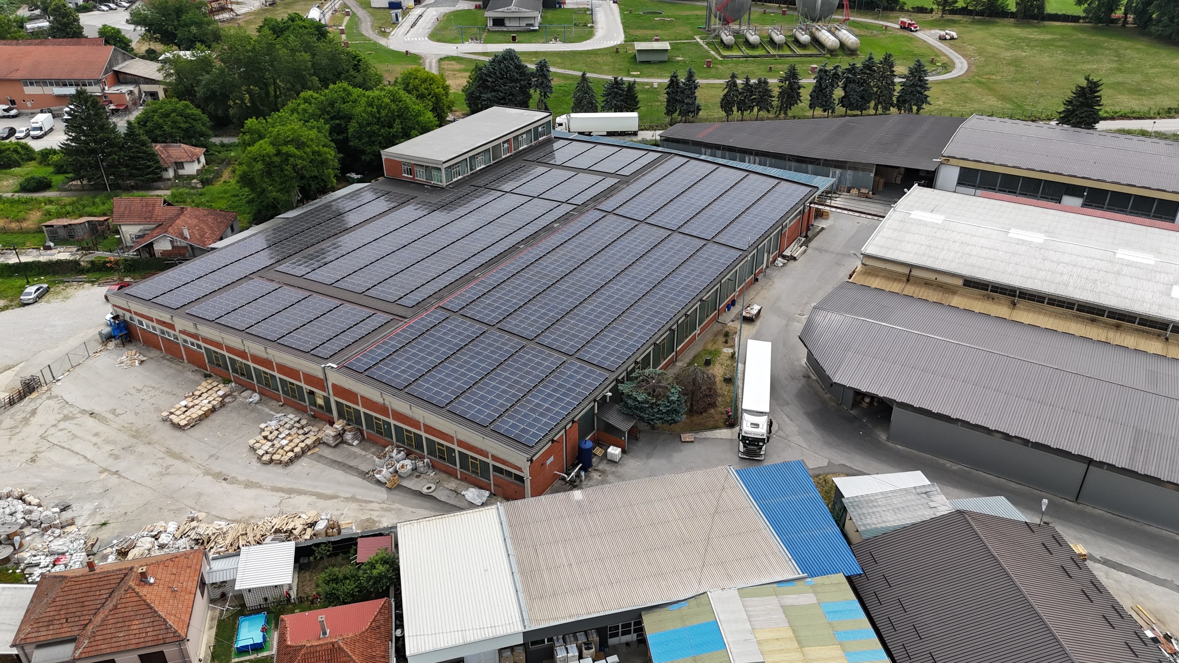 Referentni industrijski solarni sistem na krovovima velikog industrijskog kompleksa