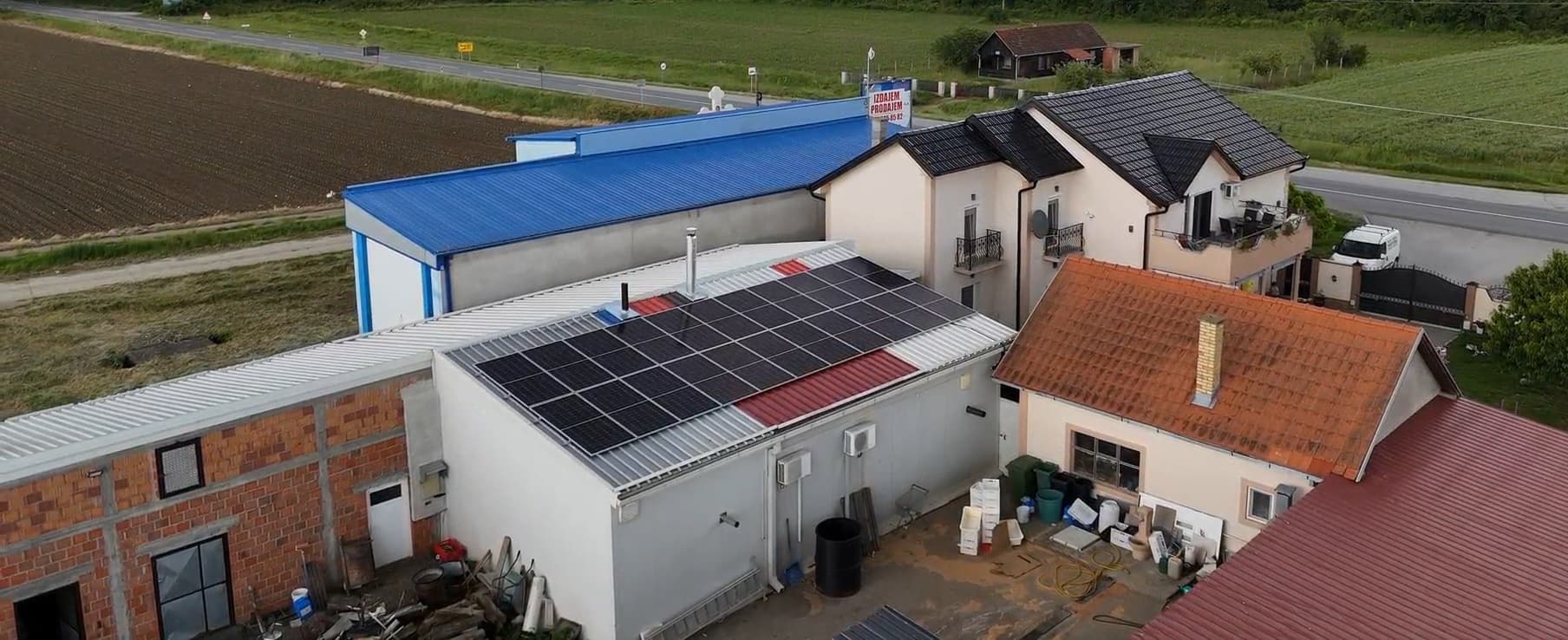 Solarni paneli postavljeni na krovu ekonomskog objekta — referentni 10 kW On-Grid sistem