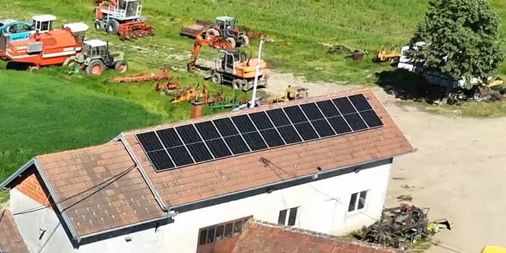 Referentni hibridni solarni sistem na krovu poljoprivrednog objekta sa mehanizacijom