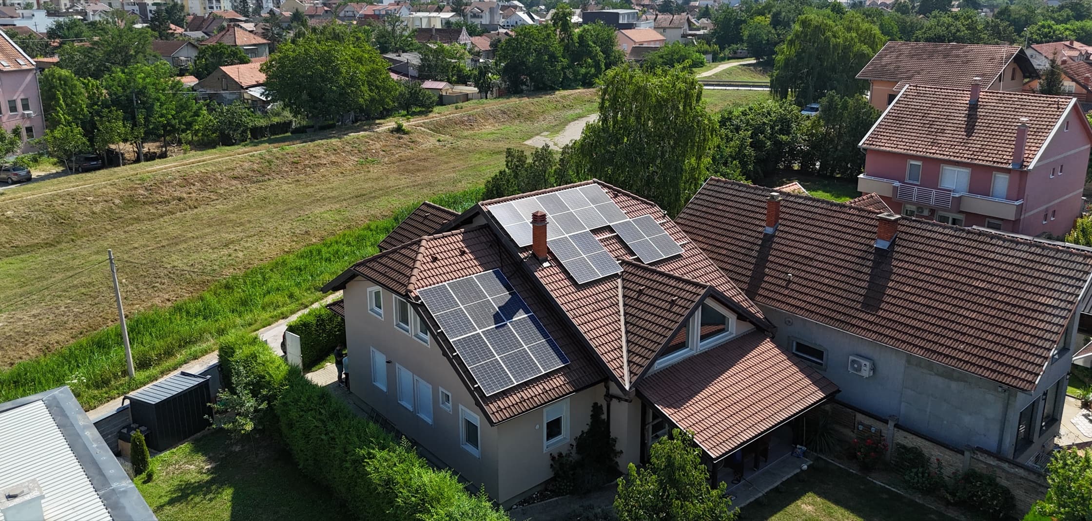 Referentni hibridni solarni sistem na krovu porodične kuće