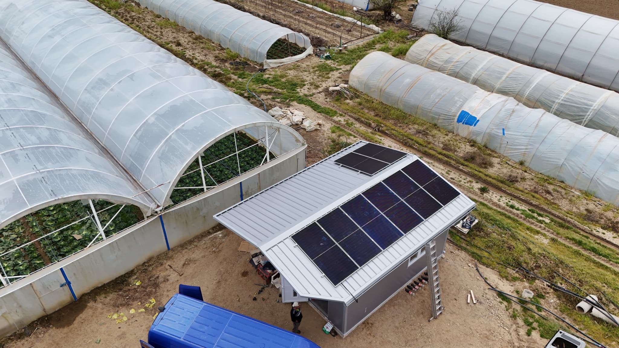 Referentni hibridni solarni sistem na poljoprivrednom gazdinstvu sa plastenicima