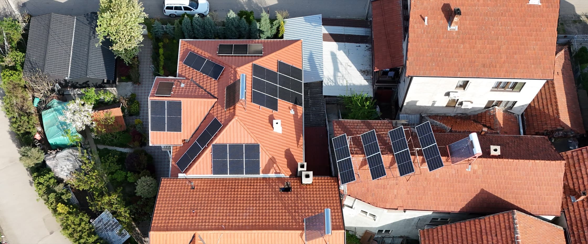 Referentni hibridni solarni sistem sa panelima na više krovnih površina