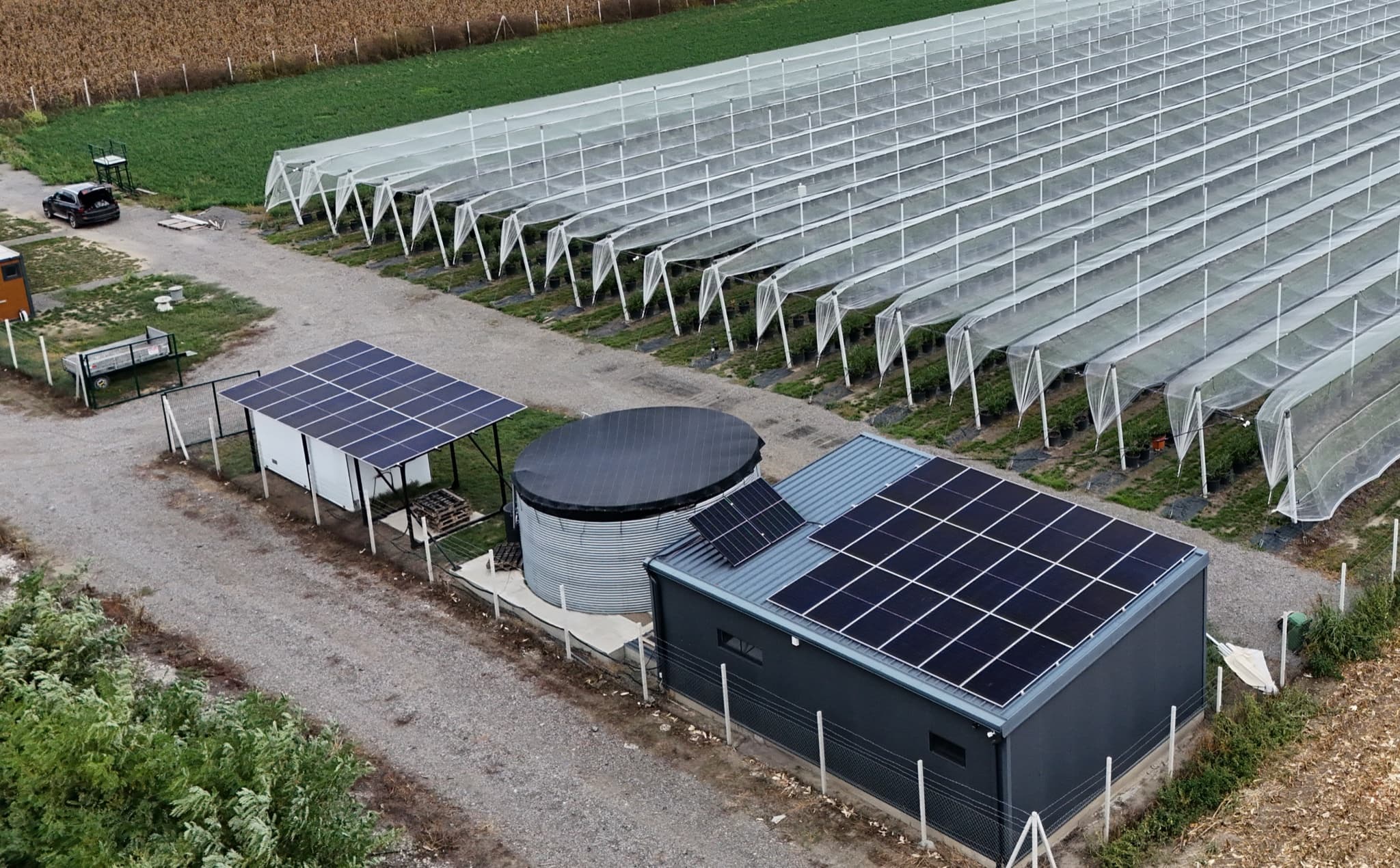 Referentni hibridni solarni sistem uz zasade i sistem za navodnjavanje