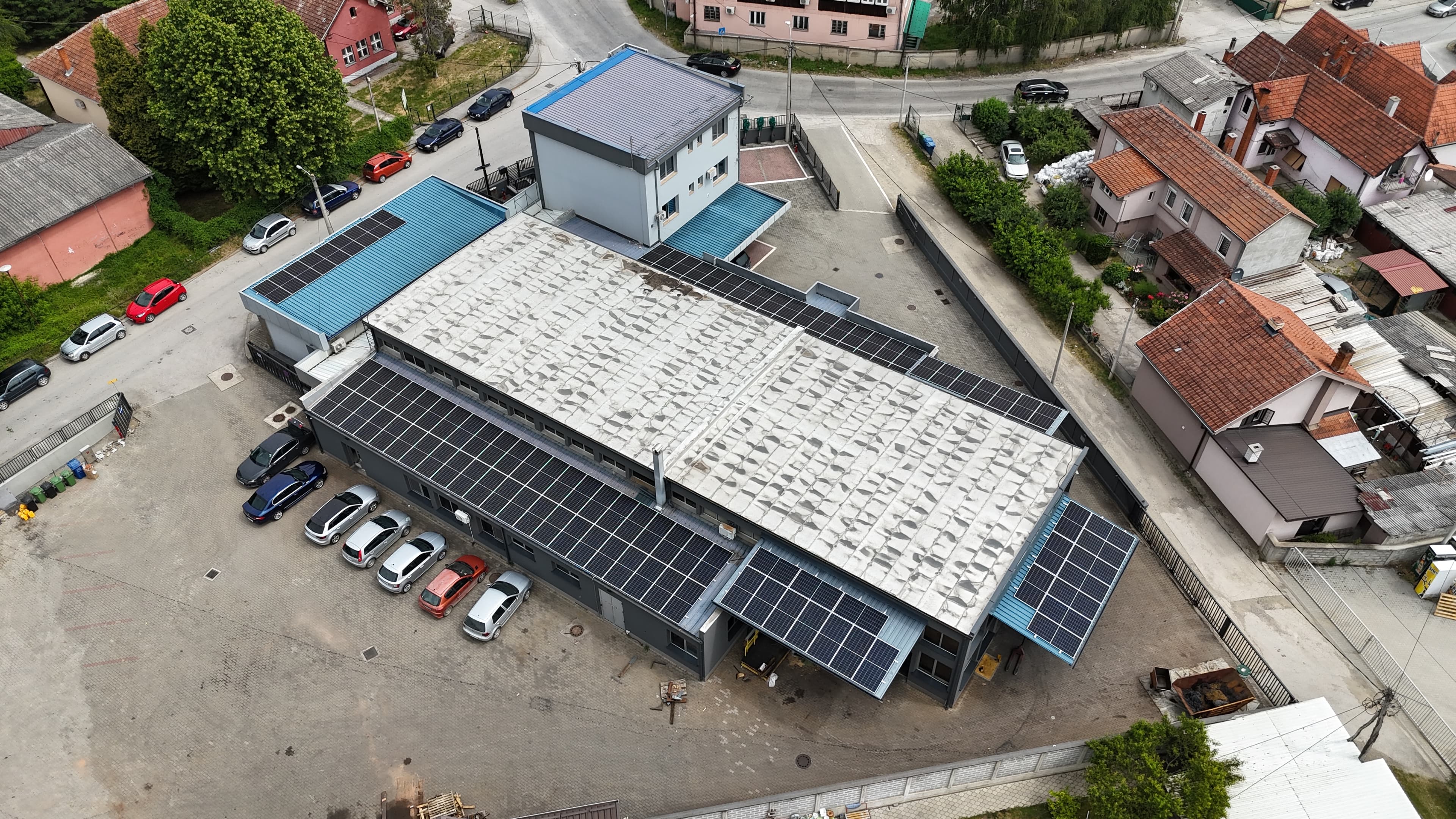 Referentni industrijski solarni sistem na krovu poslovnog objekta