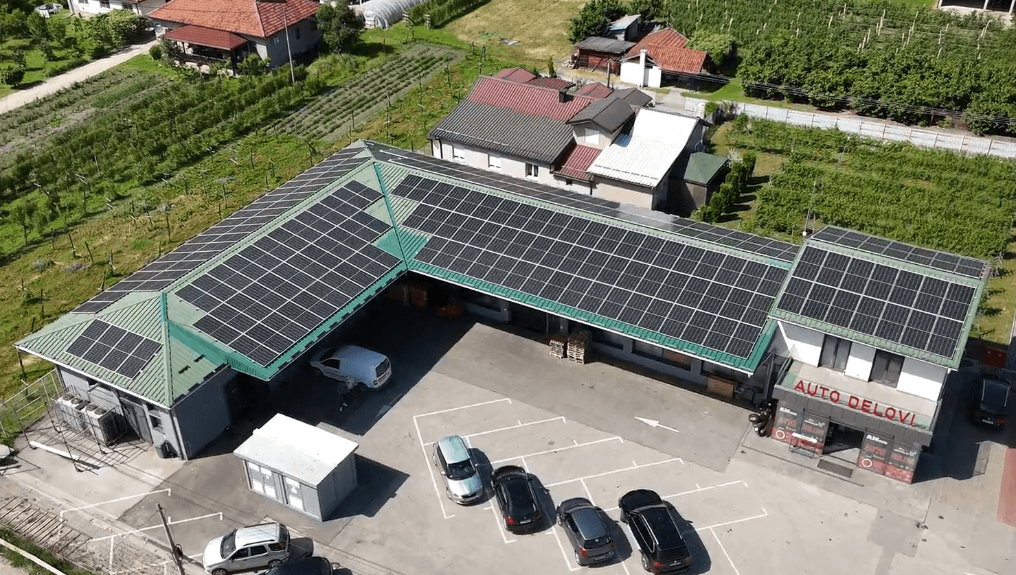Referentni industrijski solarni sistem na ravnom krovu