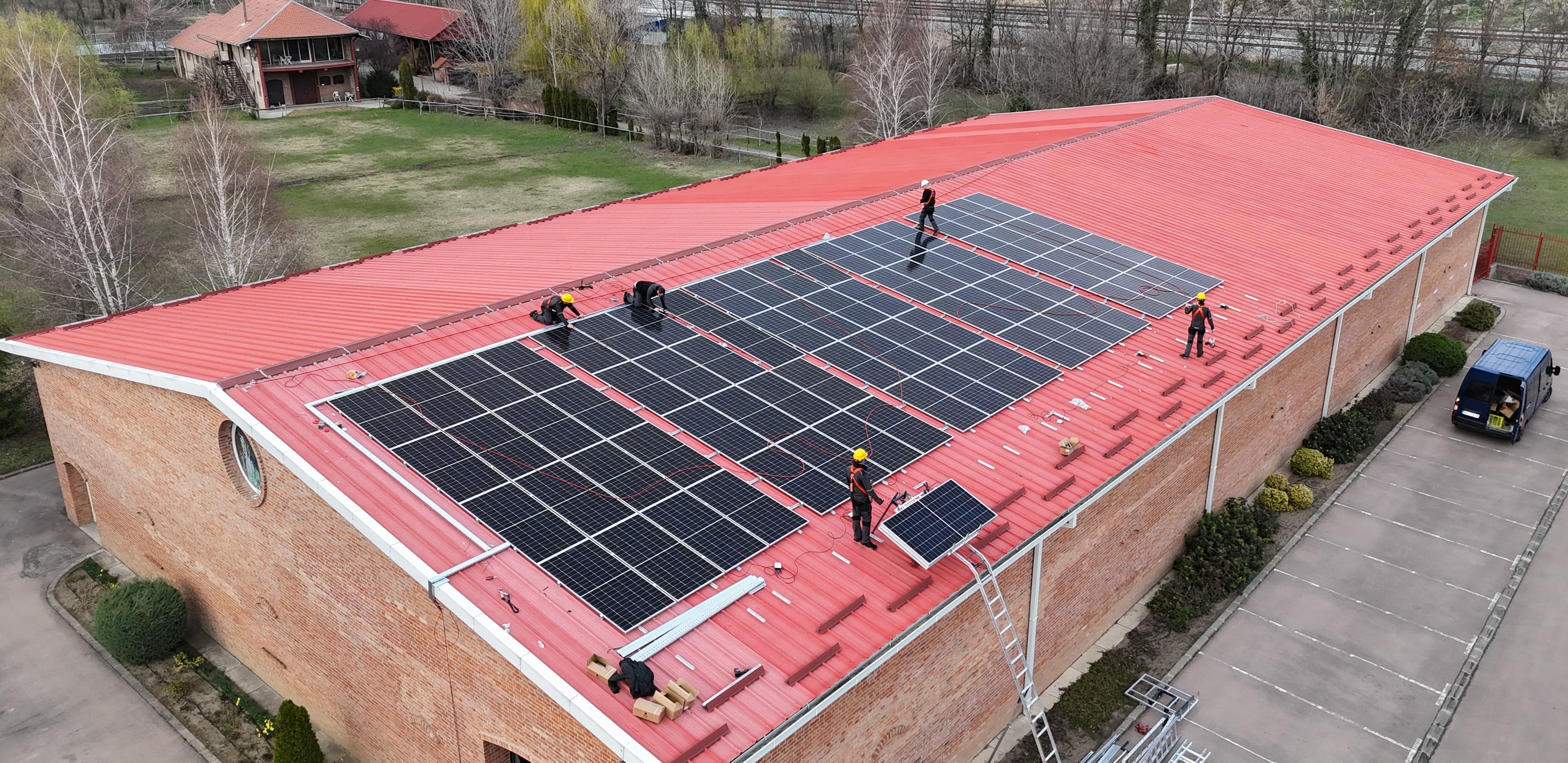 Referentni industrijski solarni sistem na crvenom krovu hale