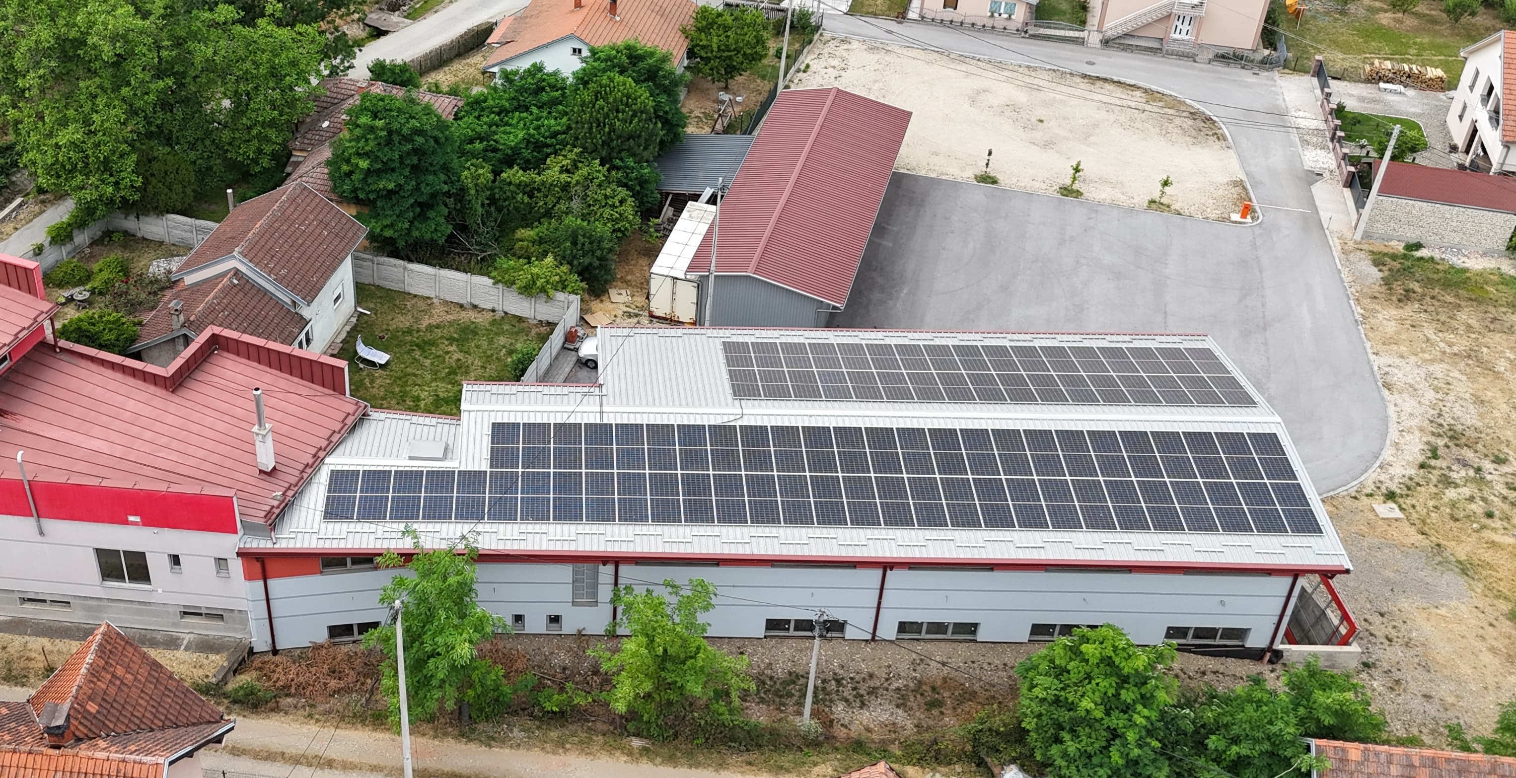 Referentni industrijski solarni sistem na krovu fabričke hale