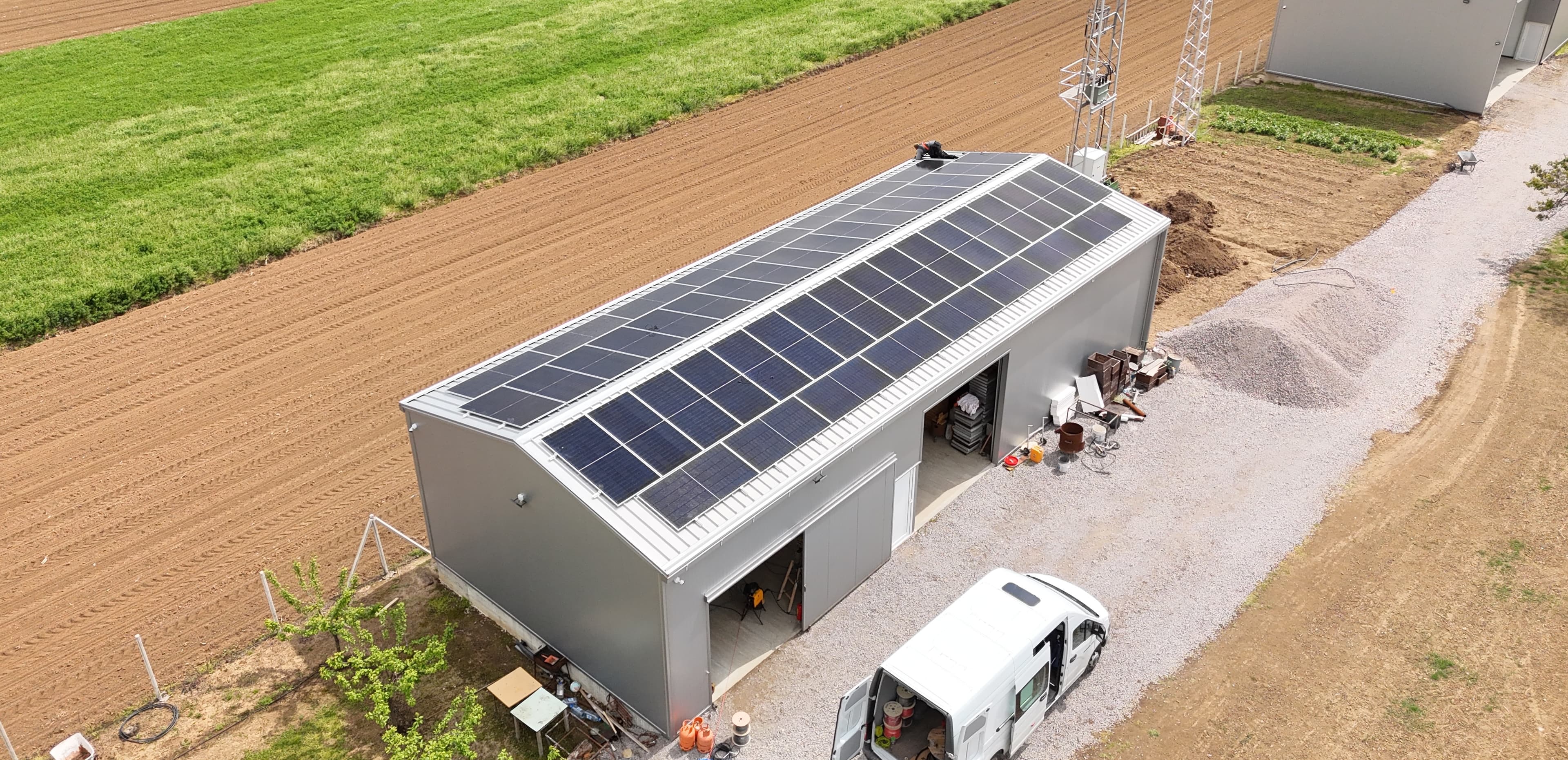 Solarni paneli postavljeni na krovu industrijskog objekta — referentni 50 kW On-Grid sistem