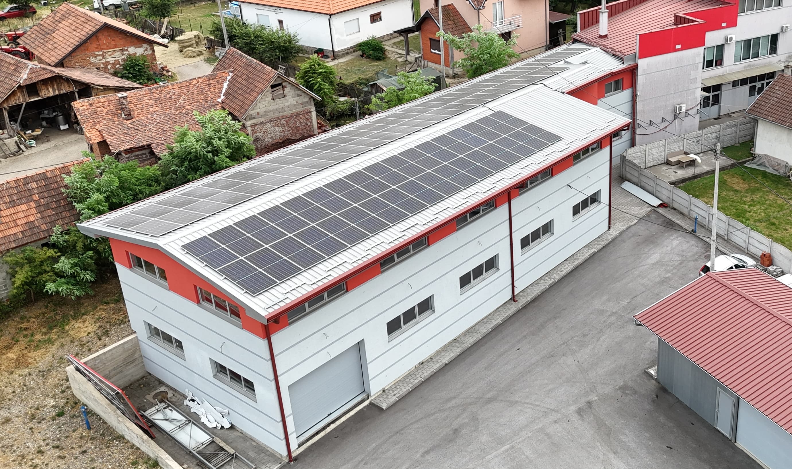 Solarni paneli na krovu industrijske hale iz vazduha — referentni 150+ kW On-Grid sistem