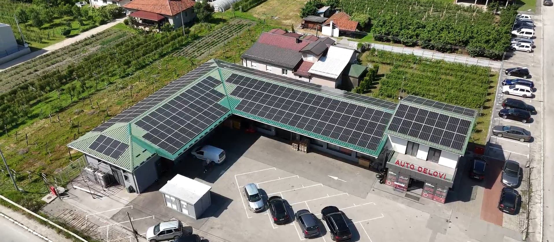 Solarni paneli na krovu poslovnog objekta iz vazduha — referentni 100 kW On-Grid sistem