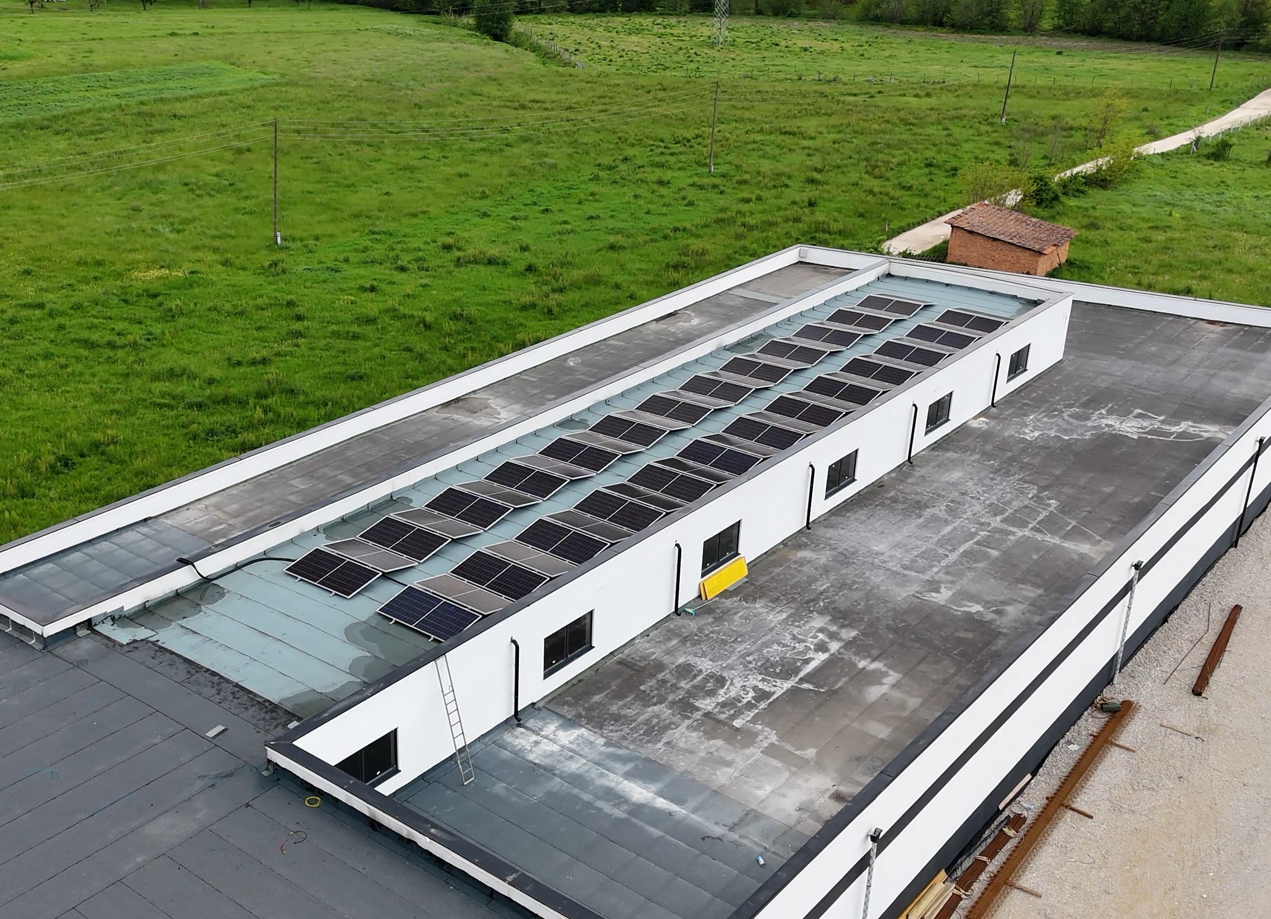 Referentni industrijski solarni sistem na ravnom krovu