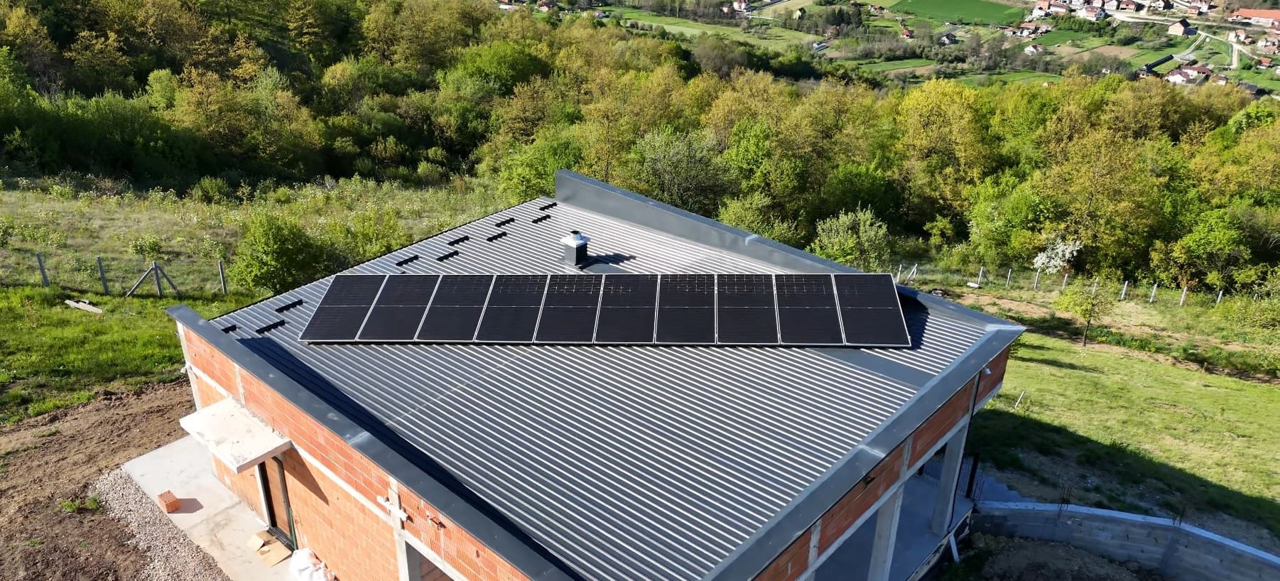 Solarni paneli postavljeni na limenom krovu objekta na imanju — referentni 5 kW On-Grid sistem