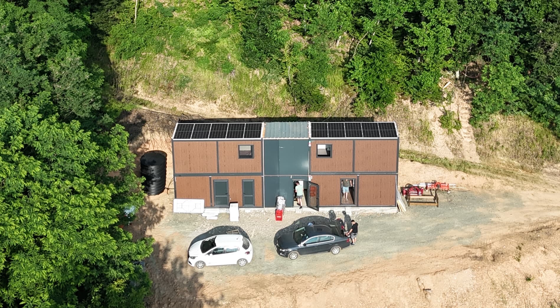 Snimak iz vazduha montažnog objekta bez priključka na mrežu sa solarnim panelima na krovu — referentni 6 kW Off-Grid sistem