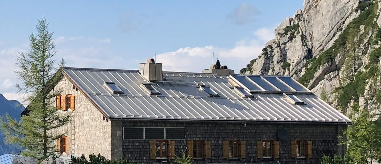 Solarni paneli na krovu planinske kuće van mreže — referentni 3.2 kW Off-Grid sistem