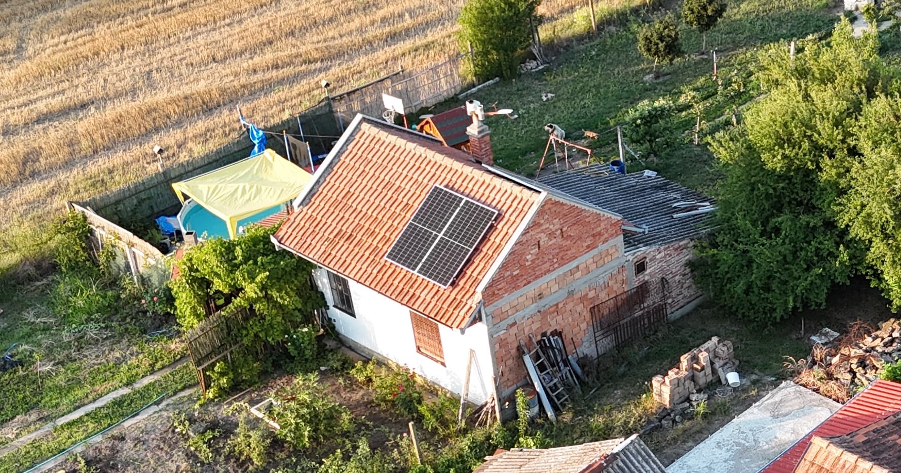 Solarni paneli na krovu vikendice van mreže — referentni 1.6 kW Off-Grid sistem