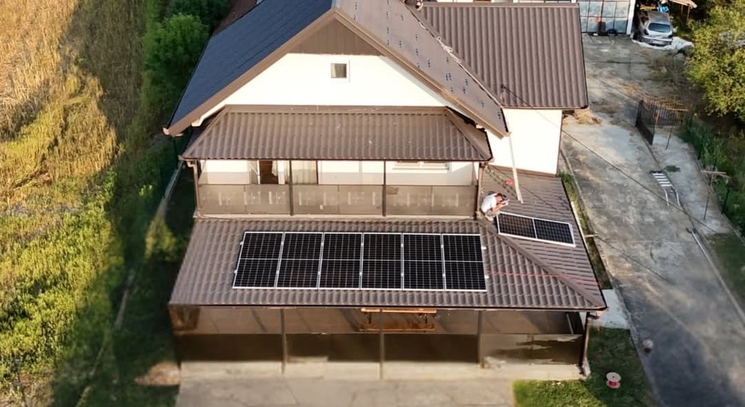 Solarni paneli postavljeni na krovu porodične kuće — referentni 5 kW On-Grid sistem