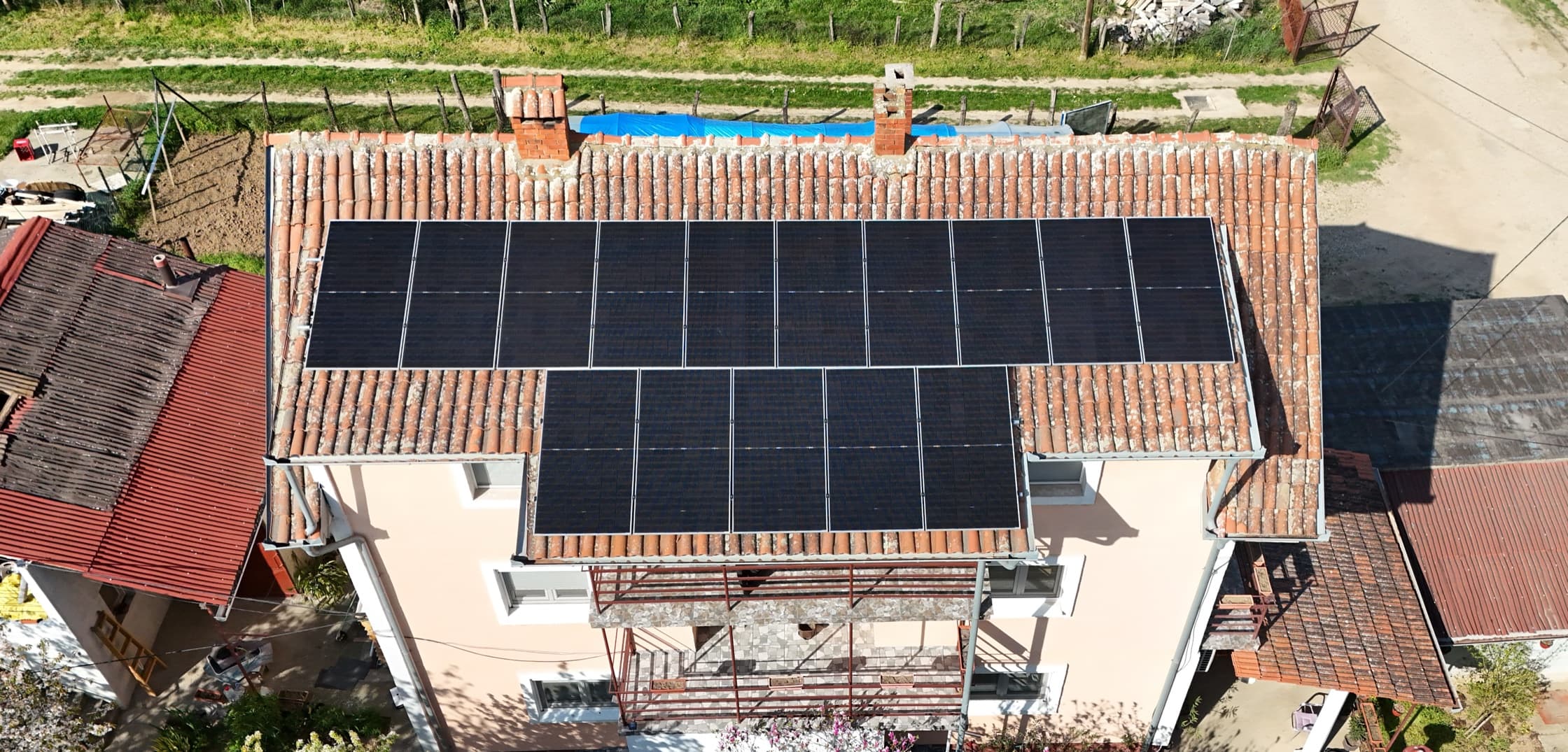 Referentni hibridni solarni sistem na crepnom krovu porodične kuće