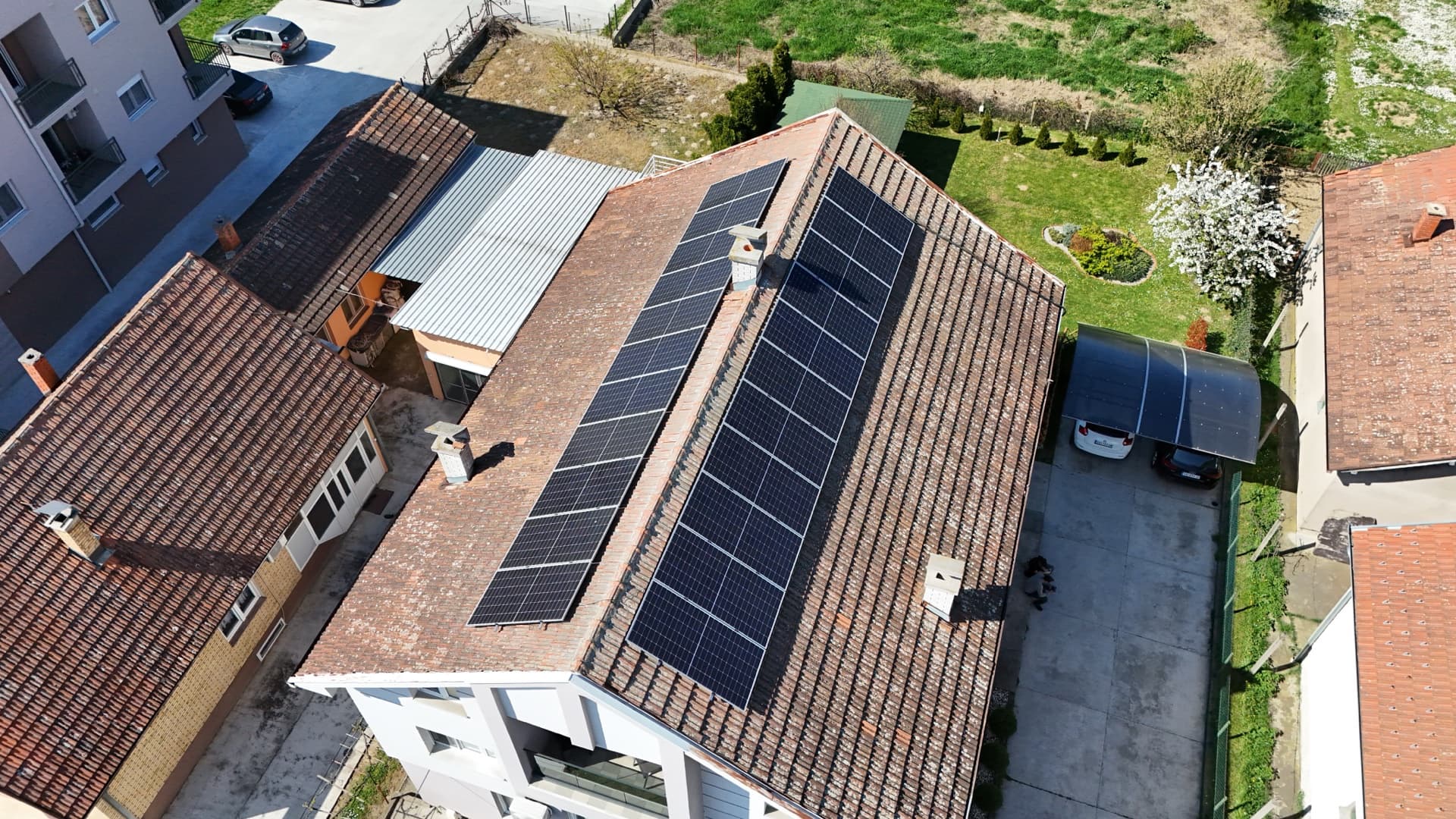 Snimak iz vazduha solarnih panela na crepnom krovu porodične kuće — referentni 5 kW On-Grid Premium sistem