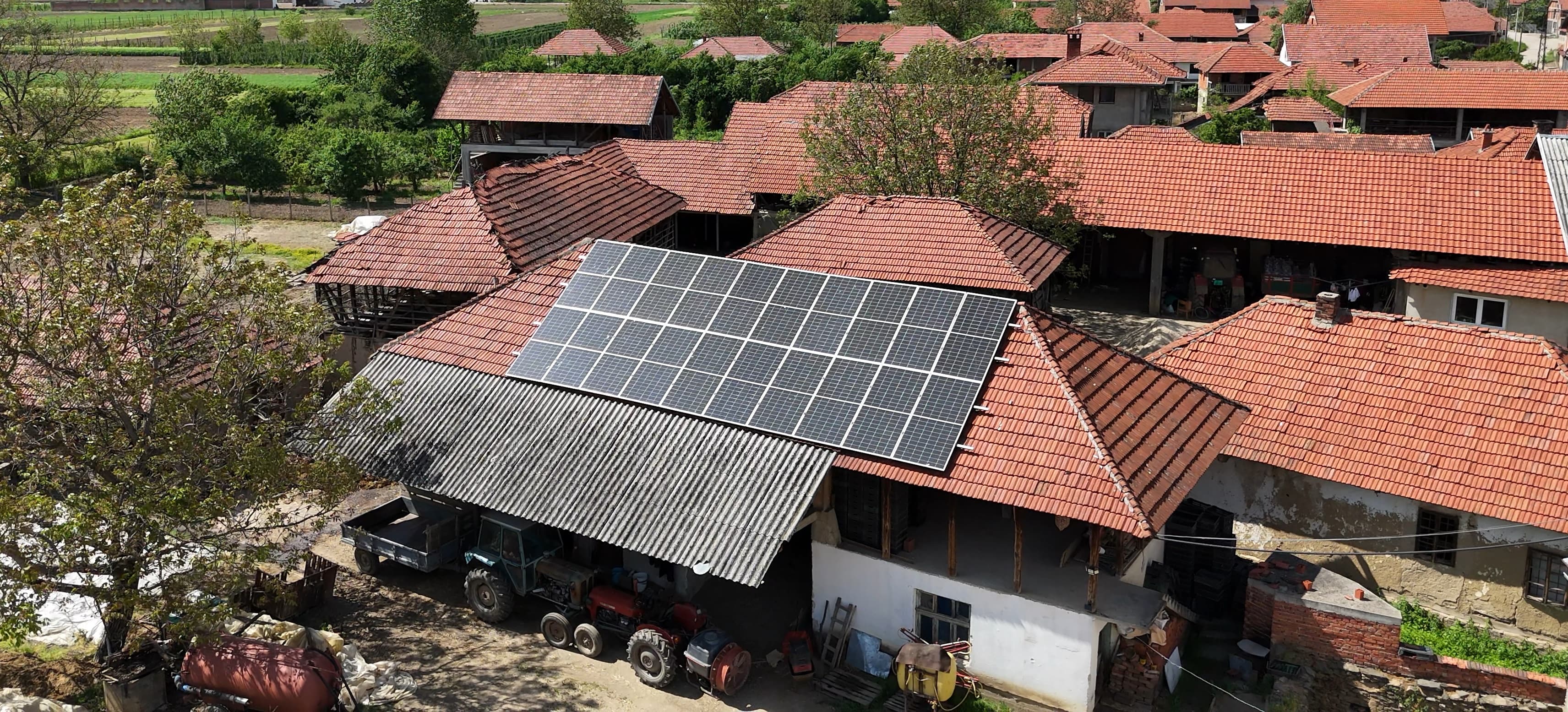 Solarni paneli postavljeni na crepnom krovu gazdinstva — referentni 10 kW On-Grid Premium sistem