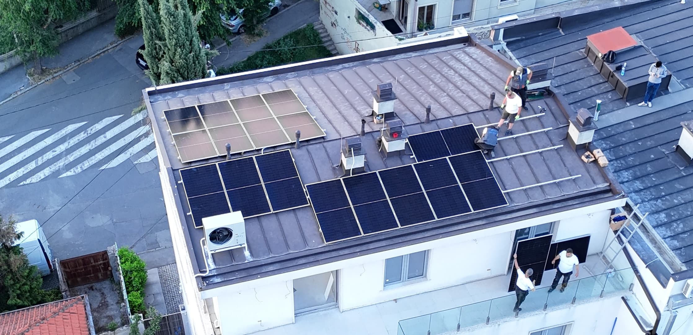 Montaža solarnih panela na ravnom krovu stambene zgrade — referentni 10 kW On-Grid Premium sistem