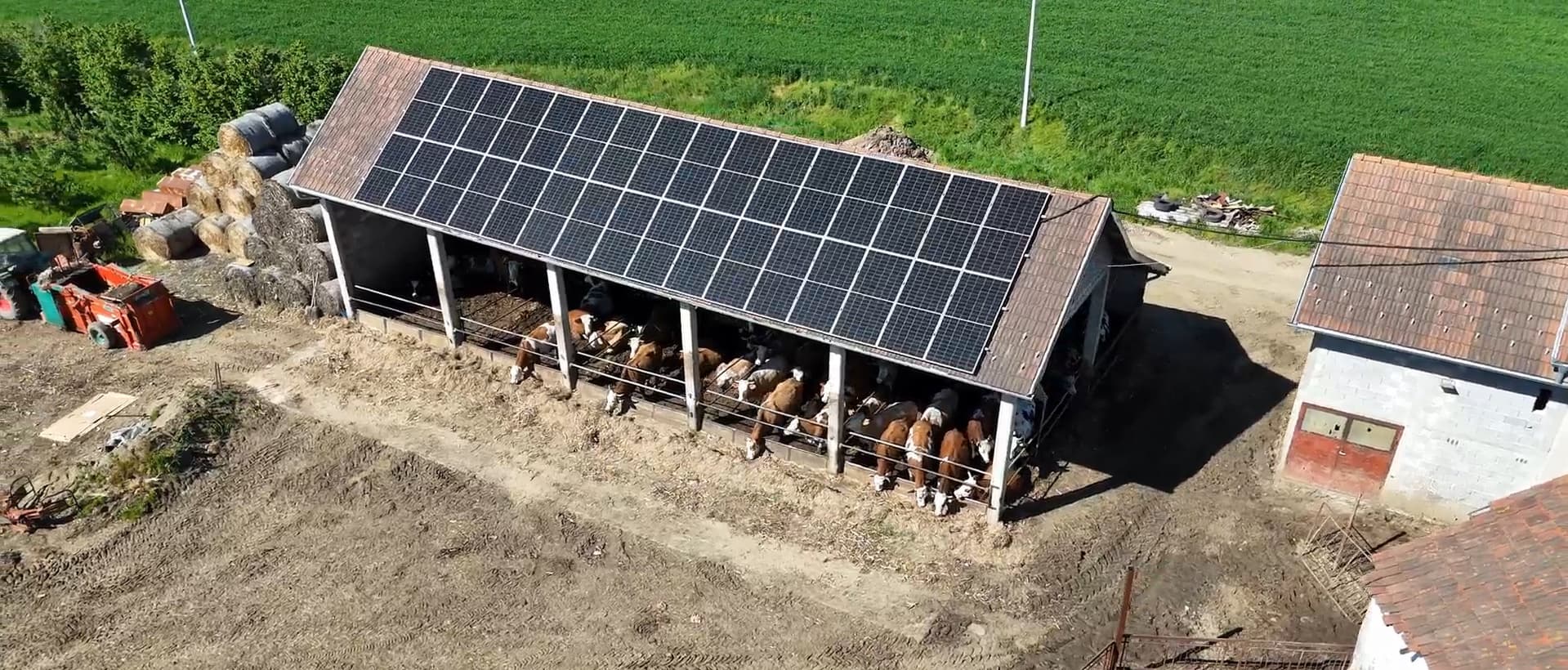 Referentni hibridni solarni sistem na krovu štale sa stokom