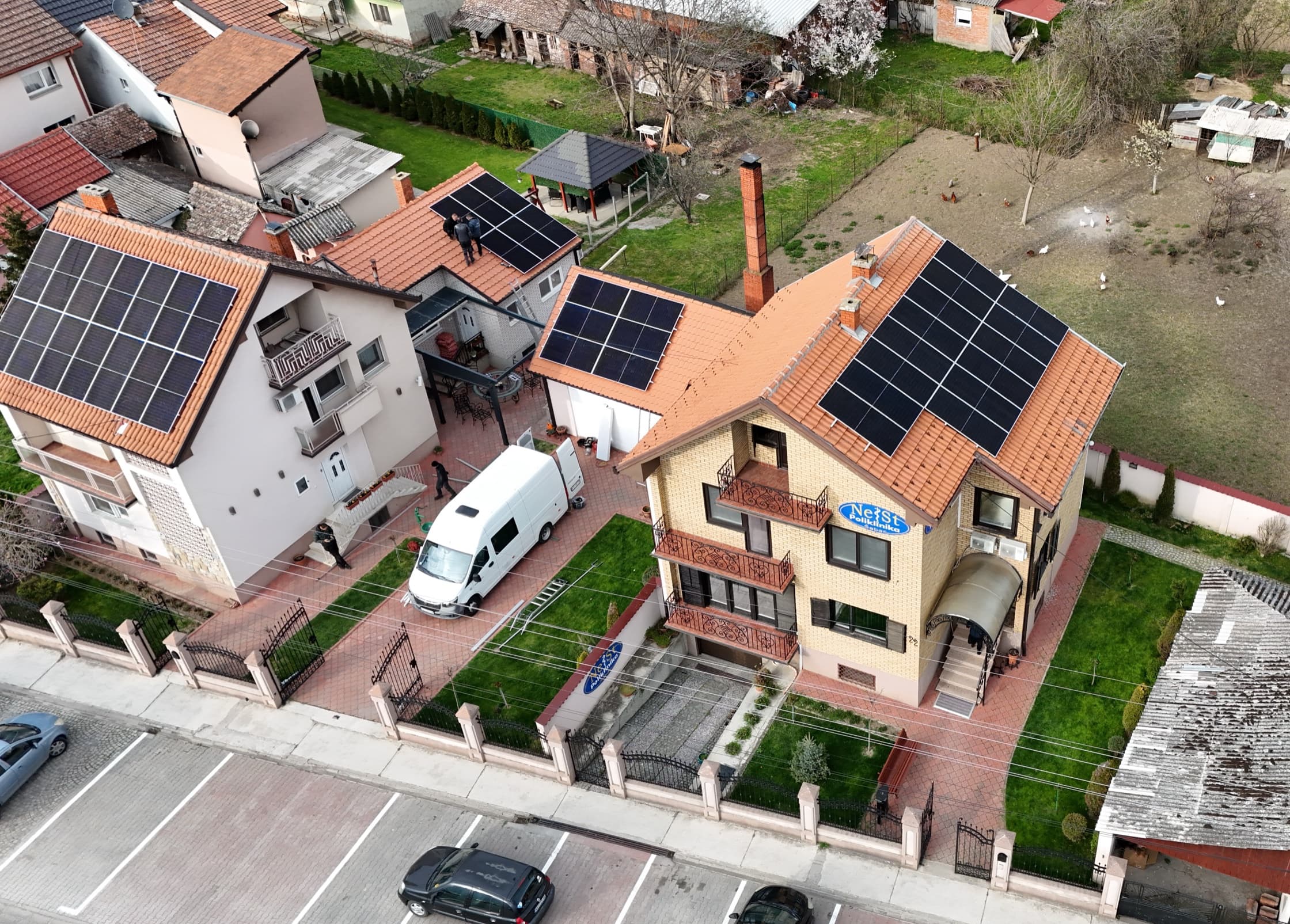 Referentni hibridni solarni sistem sa panelima na više stambenih objekata